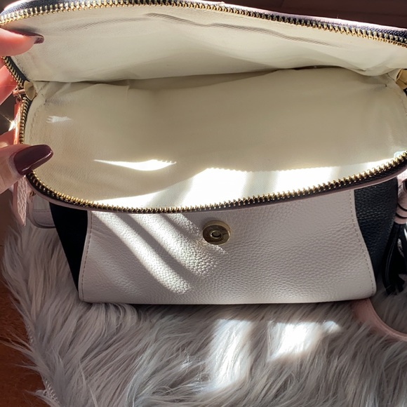 🛑SOLD🛑 GUESS Women’s top handle flap bag - Picture 8 of 10